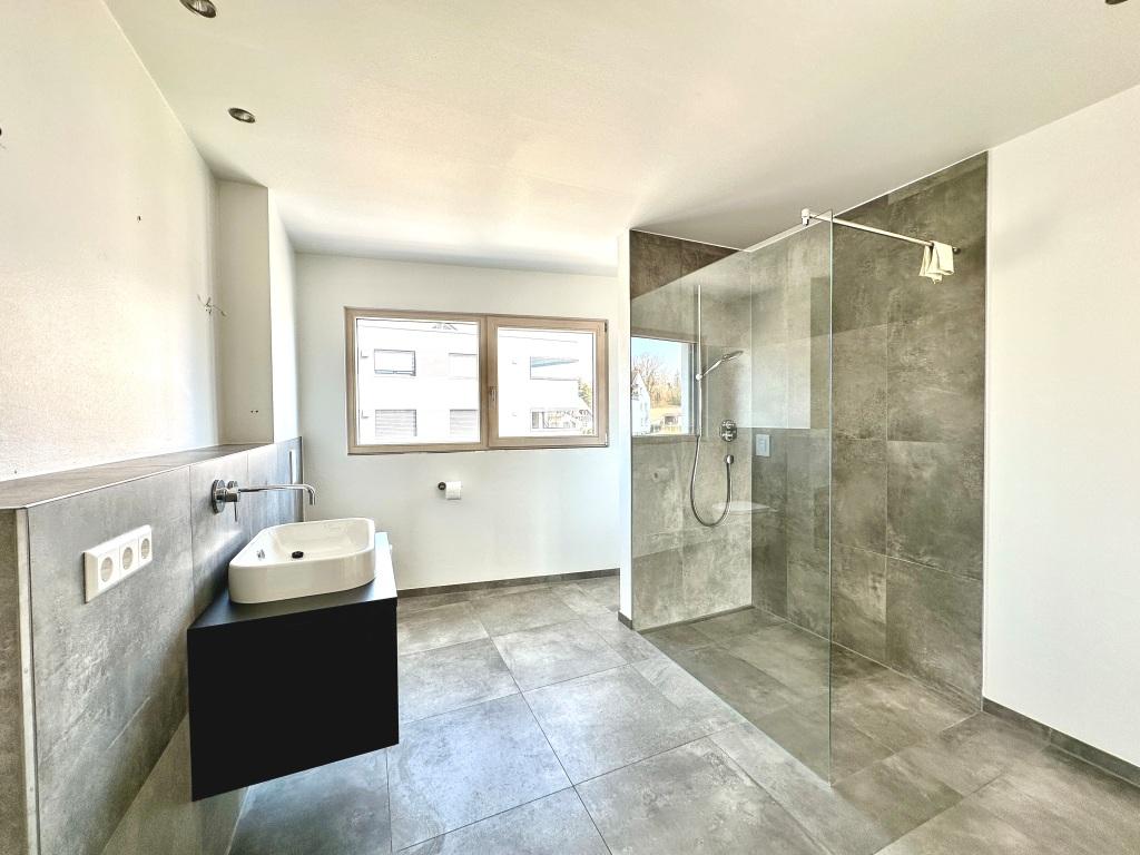 Badezimmer mit Dusche