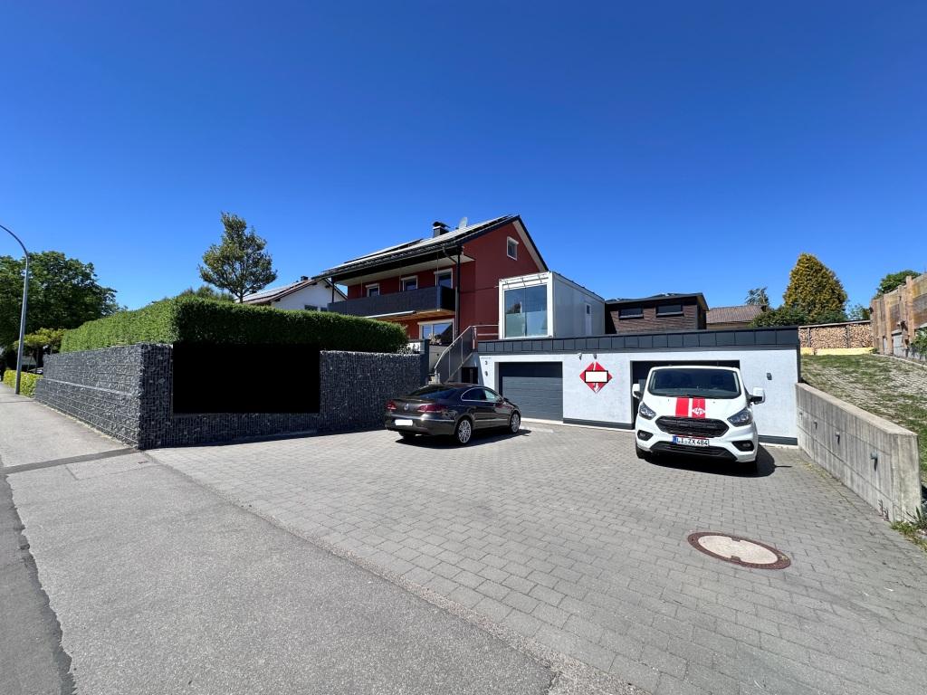 Hof mit Garagen und Stellplätze