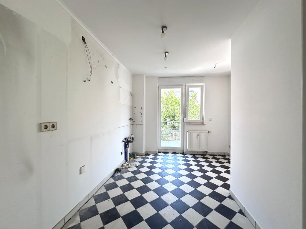 Küche mit Zugang zum Balkon