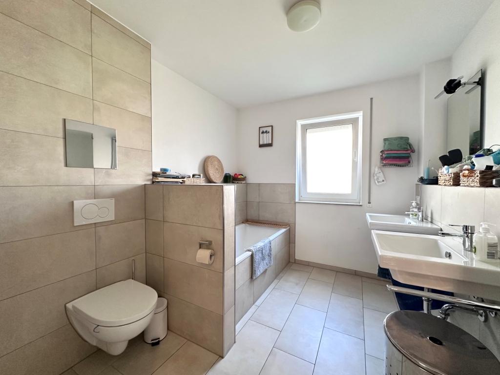 Badezimmer mit Wanne und Dusche